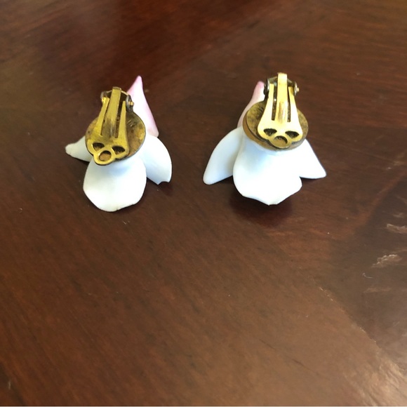 Flower Light Weight Women's Pink/White Clip On Earrings Made in England - Picture 4 of 7